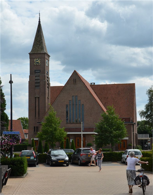 De kerk, gezien vanaf de overkant van de straat
              <br/>
              Richard Keijzer, 2015-07-23